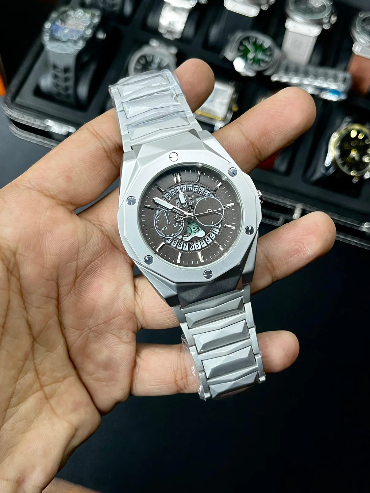 HB Diamond-Cut Heavyweight Quartz Watch – Premium Quality, Master Lock